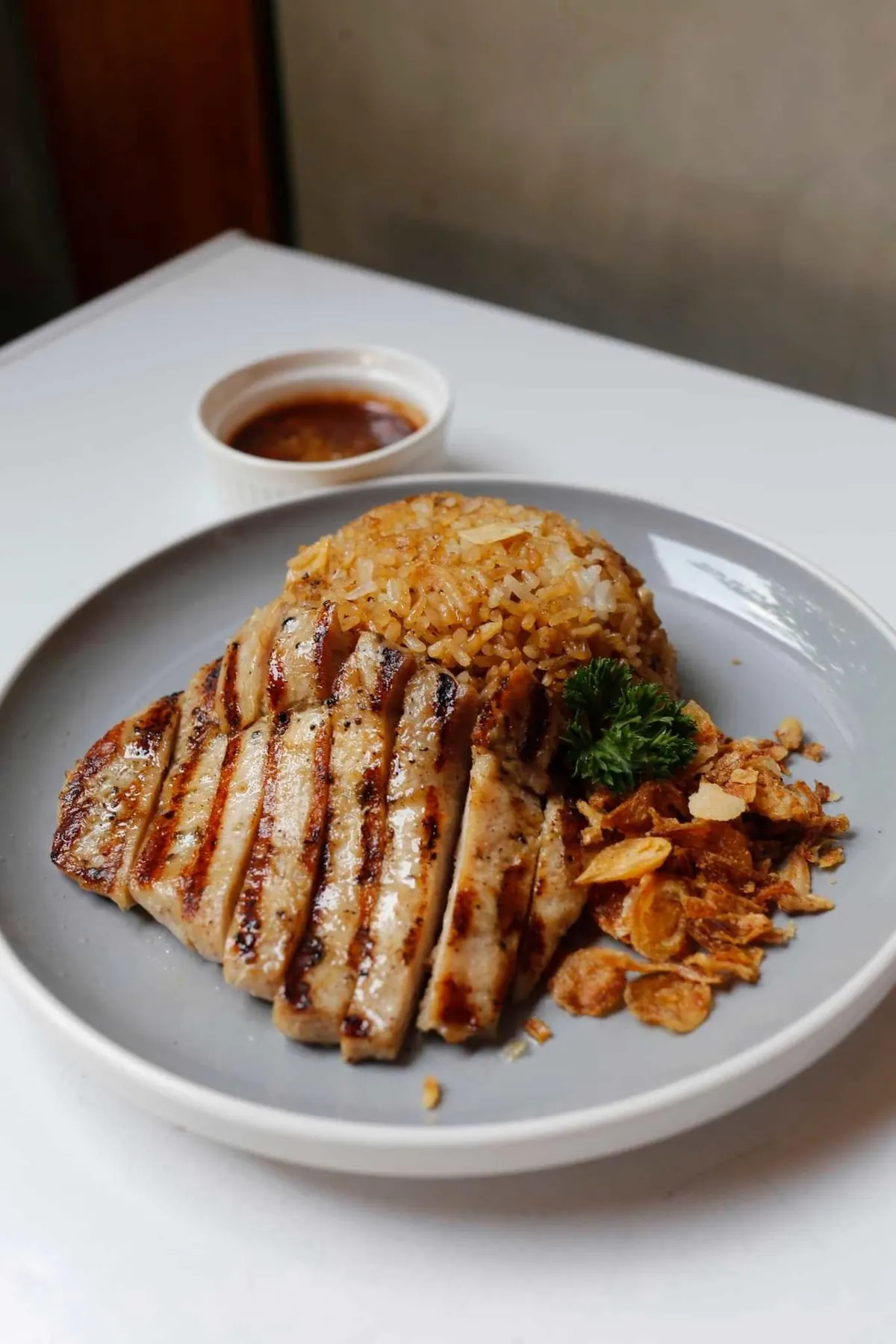 ข้าวผัดกระเทียมหน้าเนื้อย่าง เสิร์ฟพร้อมน้ำจิ้มแจ่ว